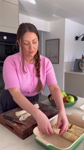 FILODEGSPAJ MED ÄPPLE - PITA SA JABUKAMA 🍎 1 paket filodeg (16 blad, använd 16 blad totalt) 5-6 stora äpplen 1 dl socker (till äppelfyllningen) 2 dl socker (till sockerlagen) 1 msk kanel 1 msk vaniljsocker 150 g smör (smält, för att pensla filodegen) Så lagar du Riv äpplena på ett rivjärn och lägg dem i en skål. Blanda med 1 dl socker, kanel och vaniljsocker tills allt är jämnt fördelat. Låt äppelfyllningen stå tills den börjar släppa vätska. Häll sedan allt i en sil och pressa försiktigt med e