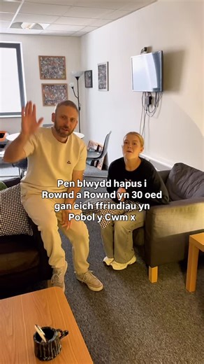 Pen blwydd hapus @rowndarownd! Llongyfarchiadau ar 30 mlynedd ar y sgrîn gan eich ffrindiau o Gwmderi 📺🎈 | Pobol y Cwm