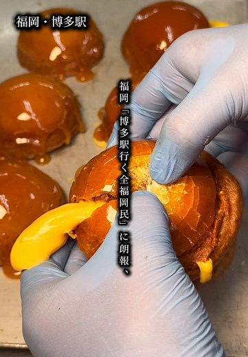 博多駅にNEWオープン！バリバリ食感×溢れるクリームの｢新感覚シュークリーム｣や200円台から楽しめる｢焼きたてフィナンシェ｣👨🏻‍🍳🧁 . ︎︎︎︎☑︎フィナンシュー ・濃厚カスタード／500円 ・ミルククリーム／530円 ・ピスタチオクリーム／560円 ※すべて5/15から登場 ︎︎︎︎☑︎フィナンシェ ・クレームブリュレ／380円 ・焦がしキャラメル(キャラメルソース付き)／280円 ※すべて5/15から登場 . 博多駅・マイングの中に3月末にオープンしたばかりの｢シュークリーム｣や｢焼きたてフィナンシェ｣が楽しめるお店☺️❣️ 実はここ、福岡の洋菓子名店｢マヌカンピス｣さんが手がける新ブランドで、ここでしか買えないスイーツがたくさん😍 . イチオシの｢フィナンシュー｣は、独自製法で作るフィナンシェとシュークリーム生地を合わせてて、仕上げに表面をキャラメリゼした新感覚なシュークリーム🤤💕 中には自家製クリームがたっぷりで、食べた瞬間のバリッ＆じゅわっと感がたまりません🥰 こちらのフィナンシェ生地は、企業秘密のレシピで作ってて通常の生地とは少し違う、ふんわり軽い生地