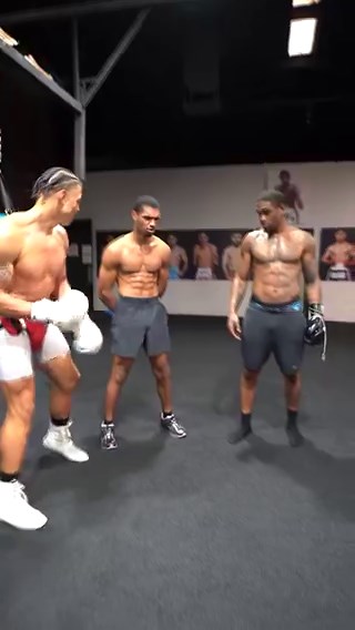 Light Test 😂🥊#Boxing #Heavyweight