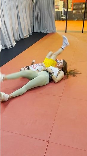 Leg wrestling ‪@GogaTupuriya‬ with ‪@stefania_totolo‬ #strongwomen #wrestling #challenge