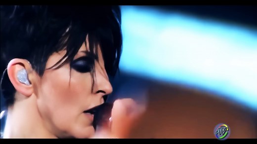 Nena 99 - Luftballons (ft. Van Romaine Live HD) Remastered in HD Gabriele Susanne Kerner (Hagen, Renania del Norte-Westfalia, 24 de marzo de 1960) o más conocida como Nena, es una cantante alemana, que alcanzó la fama gracias a la canción "99 Luftballons" ("99 Red Balloons" en la versión en inglés). Lideró la banda Nena desde 1981 a 1987, desde entonces lleva su carrera como solista. Con el relanzamiento de sus propios éxitos, la carrera de Nena experimentó un segundo período de éxito en el año 