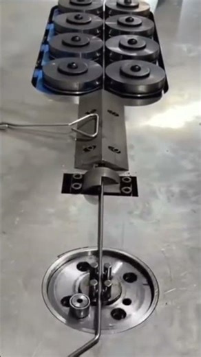 This is the process of bending an iron wire to form a hanging tool using a special machine.