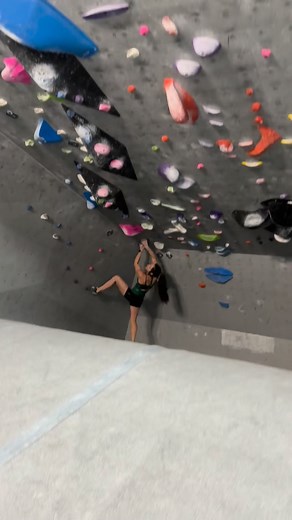 My fav from yesterday’s session. Perp 8A/ V11. 2nd try. I really do love working power endurance and the long caves are perfect for that! 🤩 . Been working on climbing efficiently and flowing, It’s getting better and better. @roap.c . @scarpana @organicclimbing @frictionlabs | Alex Puccio