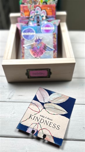 Blending cyanotype, watercolor washes, and stitched color accents, filling the box with joy! This month's Fodder Dex project, inspired by Arlyna Blanchard for Fodder School 5, is a playful exploration of mixed media craftiness! Thank you @abshanghai and @fodder.school for all the fun! 😁🩷 #novemberfodderschoolproject #fodderschool #mixedmedia #rolodex | Karen Elaine