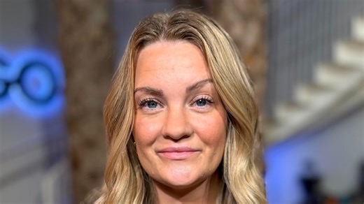 Hun deler videoer af sin far med demens, og hun er uenig i kritik