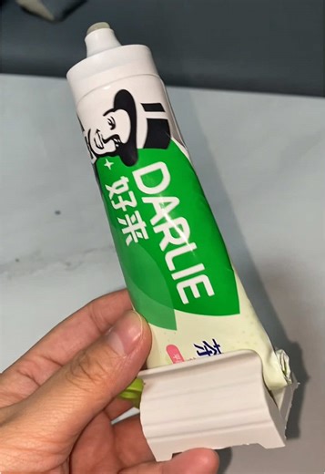 With this #toothpaste squeezer, squeezing toothpaste doesn't tire your hands, and it gets every last bit out. It works for toothpaste, facial cleanser, and hand cream too. It sticks firmly to the wall, so it doesn't take up counter space. #toothpaste squeezing hack #toothpaste dispenser #bathroom