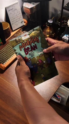 Ada sih kagetnya, kok robusta kaya gini yah?🤯 Dibayangan gue robusta ya robusta yang pait, body tebel, dan masuk mulut pasti langsung ngehit banget. Tapi pas dapet kesempatan nyobain Robusta Eksperimentalnya mas Fachri dari Keboen Kopi Tjahaja dan Morning.bean , pandangan gue langsung ke twist. Menurut gue beans ini masih kuat dengan khas robustanya, TAPIIIIIIIIII yang bikin kaget ini punya acidity yang nyenengin dan sweetness yang smooth di after taste. Kebayang gak?😭 Diseduh pake Minos Cupca