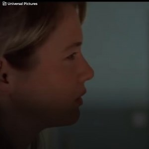 Hugh Grant e Colin Firth non sapevano più che fare. I loro personaggi dovevano lottare per Bridget Jones, dando una lezione di improvvisazione che hanno amato in tantissimi. Con dettagli e segreti di cui pochi sanno, Il Diario di Bridget Jones è riuscito a combinare l'umorismo con il romanticismo in un modo esemplare... ma il casting che vede Reneé Zellweger come protagonista è stato riempito di polemiche. | Icone