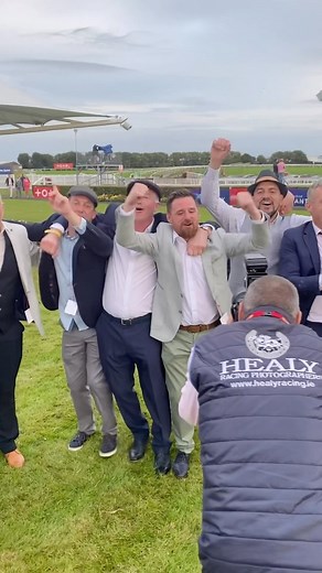 Check out this dead heat from yesterday’s finale @galwayraces_official 😱 Building Bridges and Thornleigh Frank both took the win in the Handicap Hurdle 👏 #galwayraces #greenteam #everyracingmoment | Horse Racing Ireland
