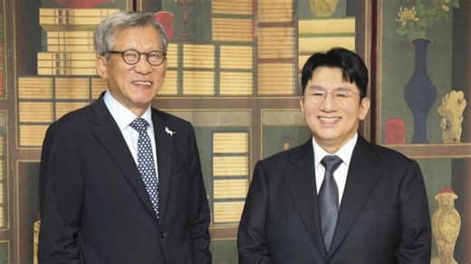 韩国官方机构紧急删除与方时赫合照引争议