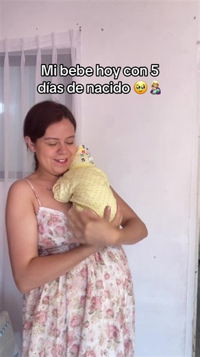 Mi bebé es muy pequeño a comparación con su hermanito y lo siento muy delicado 🥹🫣👩🏼‍🍼#amorchiquito #reciennacido #bebe #amor