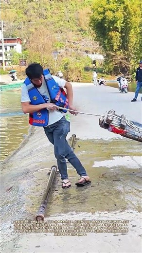 綱で引き寄せ、棒で滑らせる：ダムを越える竹筏の渡し方