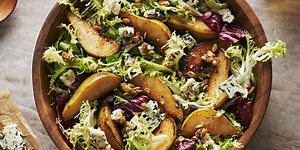 Ensalada de pera, un plato de otoño, muy rico y fácil, e ideal para los días de fiesta y la Navidad