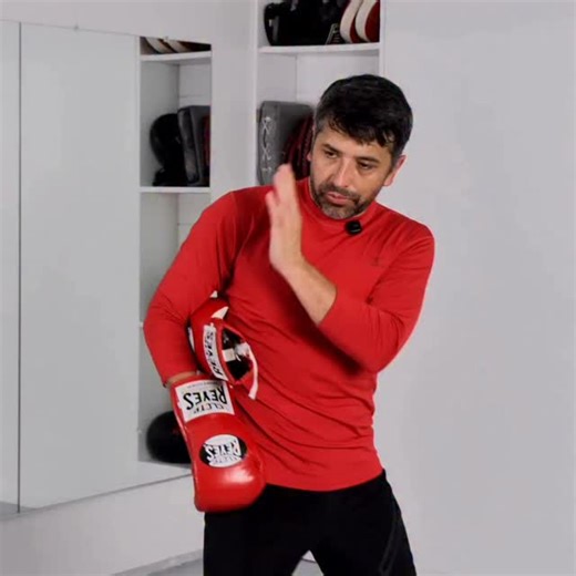 ⚡ Evasive Training Is Also Purposeful ⚡ Movement isn’t just about escape — it’s strategy in motion. 💛👣 Every slip, step, and angle creates opportunity. Train to move with intent, not avoidance, and turn defense into counterattack. 👊 Master control, awareness, and explosive timing. Check out my profile for more drills and tactical insights. #EvasiveTraining #MartialArtsStrategy #JeetKuneDo #Kickboxing #SelfDefense #FightTraining #FootworkDrills #ExplosiveMovement #MixedMartialArts #CombatSport