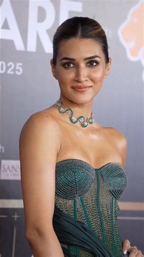 Kriti Sanon 💓 Waching Tiger Shroff ❤️ #shorts