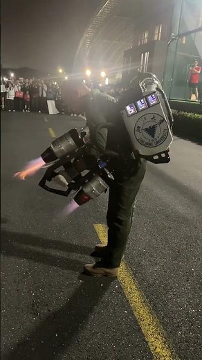 原地起飞！喷气式飞行背包试飞成功。网友：中国“钢铁侠”！｜浙江大学 飞人 科幻世界 #engineer #test #flight #flying #backpack #success #China