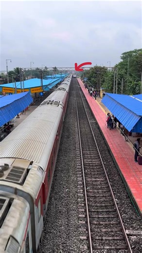 131K views · 698 reactions | Poorva Express Vs Kalka Mail Crossing | Indian life lines | Facebook