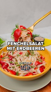 Fenchelsalat mit Erdbeeren: ein schnelles & gesundes Rezept für deine Grillparty. In nur 15 Min. frisch & leicht zubereitet. Perfekt für den Sommer. 🥗🍓 🛒 Du brauchst: 👉 Für das Dressing: 60 ml Olivenöl, 30 g Honig, 1/2 TL Pfeffer, 1 TL Salz, 40 ml Zitronensaft 👉 Für den Salat: 300 g Fenchel, 400 g Erdbeeren, Dill nach Geschmack, Sonnenblumenkerne nach Geschmack 💡 Das ganze Rezept findest du auf unserer Homepage (Link in Bio) und in unserer heutigen Story.️ #EinfachTasty #EinfachTastyRezept