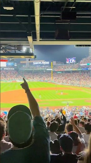 Fenway Park Crowd Sings Sweet Caroline – Epic Baseball Moment 🏟️