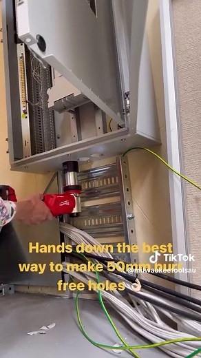 Quick connect alignment system! 🔍 M18™ FORCE LOGIC™ 6T Knockout Tool 16mm (5/8”) - 63mm (2-1/2”) 📷 @chee_electrical_and_air_ptyltd #NothingButHeavyDuty #TeamMilwaukee