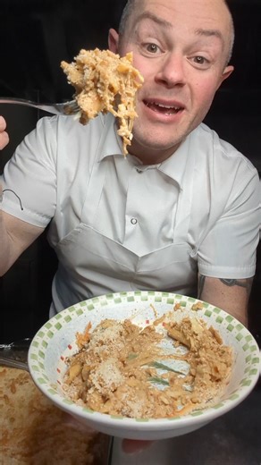 french onion mac and cheese #frenchonionsoup #macandcheese 2 tbsp olive oil 5-6 spanish onions 5-6 garlic cloves 2-3 sprigs thyme, leaves removed 1/4 cup balsamic vinegar 2 cups heavy cream 1 qt beef stock salt and pepper 1 lb of your favorite pasta 8-10oz swiss or gruyere cheese 8-10oz parmesan cheese 2 cups breadcrumbs @hamegram | Bob Morano