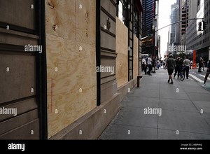 Workers board up windows of establishment to as anti-looting measures. Protestors rally against the death of Minneapolis, Minnesota man George Floyd at the hands of police on May 31, 2020 in New York City. Floyd's death was captured in video that went viral of the incident. Minnesota Gov. Tim Walz called in the National Guard today as looting broke out in St. Paul. (Photo by John Nacion/NurPhoto Stock Photo - Alamy