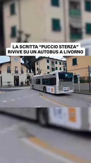 In tanti l’avranno vista all’andata o al ritorno dal mare a Livorno, impressa sulla curva della variante in direzione Antignano, chiedendosi magari quale fosse la storia dietro quella scritta a bomboletta. “Puccio sterza” è rimasta lì per anni, assumendo quasi i contorni di un monito al volante, diventando celebre in città e non solo fino ad essere definita su Google maps come “attrazione turistica” con tanto di recensioni ironiche. Nel tempo è cambiata, altro inchiostro ci è finito sopra, fino