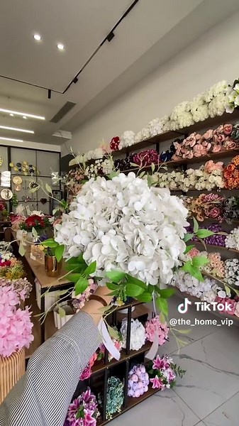 Elegant Home Decor Ideas with Bamboo and Flowers