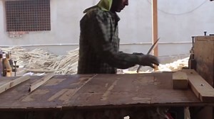 实拍小作坊加工制作木门全过程，原来你家里的门是这样堆出来的