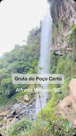 Fiquei profundamente impressionado com a Gruta do Poço Certo em Alfredo Wagner, Santa Catarina. Localizada a aproximadamente 88 km da capital Florianópolis, a cidade é carinhosamente conhecida como a “Capital das Nascentes” devido à abundância de fontes de água em seu território. ￼ A caminhada pela trilha de fácil acesso, atravessando uma fenda no paredão rochoso, leva a uma cachoeira de 42 metros de altura que é simplesmente deslumbrante. O ambiente é sereno, perfeito para momentos de reflexão.