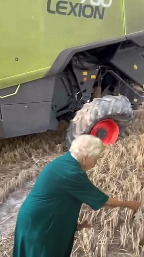 #agriculture #farmers #farminglife #farm #machinery #combine #funnyvideos #funnyreels #broken #funnymoments #broke #down #brokendown | Fenland Farming Adventures