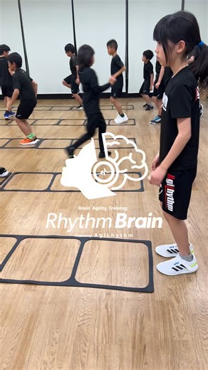 Rhythm Brain is an original training method developed by AgiLhythm that simultaneously enhances cognitive ability, decision-making, and body control. By stimulating the prefrontal cortex and comprehensively training higher cognitive functions such as attentional control and working memory, it helps improve information-processing speed, concentration, and thinking ability. リズムブレイントレーニングは認知力・判断力・身体制御力を同時に高める、AgiLhythmが開発した独自のトレーニングです。 前頭前野の活性化を促し、注意制御やワーキングメモリなどの高次認知機能を総合的に鍛えることで、情報処理スピードや集中力、思考力の
