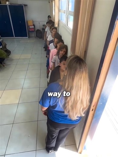 This Teacher Knows How to Make Every Student Smile 😊 | farfalight