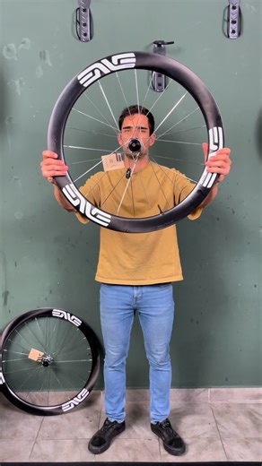 The new Enve 4.5 PRO is a distinct departure from other Enve SES wheelsets - featuring a “mini hook” rim and focused on aerodynamic performance when combined with 28mm tires at high pressures(instead 30mm ). The pared down design also results in a very low wheelset weight, not to mention the cool silver spoke and hub combo! | Ronald Kuba