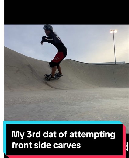 My 3rd day of learning front side bowl carving. After 20 years of only going backside and relying on kickturns I’m re-learning to do it the proper way with pumping and alternating going front side & backside. #girlswhoskate #skatergirl #vert #santamonica #skateboarding