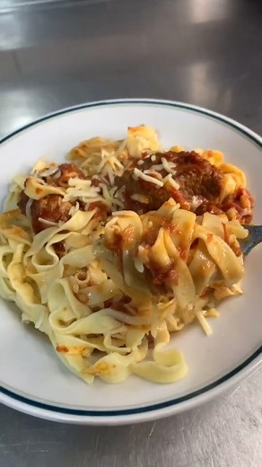 ¡Descubre el placer de preparar tus propios Tallarines Caseros en casa! En este video, te enseñaremos el arte de hacer pasta fresca desde cero. Aprenderás a mezclar los ingredientes básicos: harina, huevos y una pizca de sal, para obtener una masa suave y elástica. Conocerás los secretos para estirar la masa con precisión y cortarla en finas tiras de tallarines. Además, te compartiremos algunos consejos para lograr la cocción perfecta y evitar que se peguen. ¡Prepárate para disfrutar de auténtic