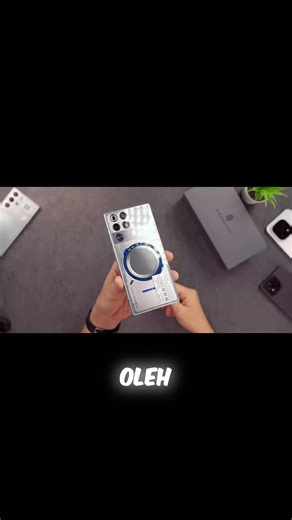 Gila, konsep desain HP gaming yang satu ini beneran lain dari yang lain! Bodi transparan buat nunjukkin teknologi *liquid cooling* dengan cairan biru yang ikonik. Tapi tunggu dulu... bagian putih-putih kayak gelembung atau minyak di dalamnya itu BISA BERGERAK dinamis saat dimiringkan! Bukan sekadar lampu LED mati-nyala lho ini, gerakannya natural banget, kayak ada minyak masuk ke air tapi gak mau nyampur. Keren maksimal! Harus lihat sendiri keunikan pendinginan fisik di HP masa depan ini. 🤯 Sia
