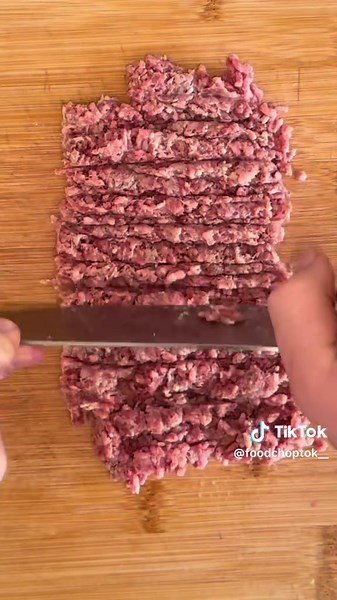 In what second did you Guess it ✅ #cuttingboard #foodchopper #satisfyingvideo #relaxing #knifeskills #foodtok #paste #choppingboard #foodcutting