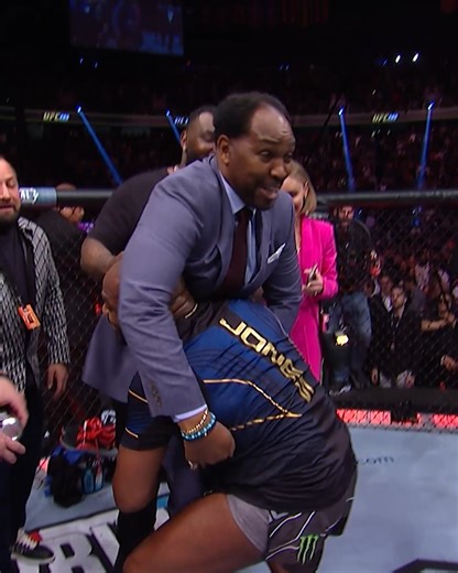 3.7M views · 81K reactions | Jon Jones regresa para defender el cinturón peso completo en #UFC309 este 16 de Noviembre. ESTELARES 10pm ET  / 9pm  / 12am  / 4am  PRELIMINARES 8pm ET  / 7pm  / 10pm  / 2am  PRIMERAS PRELIMS 6pm ET  / 5pm  / 8pm  / 12am  | UFC | Facebook