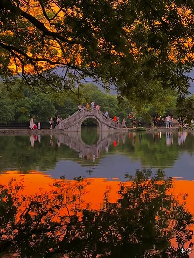 📍Huizhou, Anhui, China Under the twilight, Huizhou feels like a living painting. The soft glow falls on grey tiles and white walls, and the evening breeze drifts through ancient alleys. Every corner holds a quiet story — gentle, timeless, and full of soul. 🌙✨ 🎥douyin@拾夏 #china #travel #chinatravel #Hichinatravel | HiChina Travel