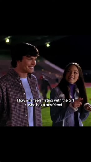 rizzon🌷 on Instagram: "Get your face rating with..@umax.app . 日本利用压电瓷砖将脚步转化为电能。这些瓷砖捕捉来自你脚步的动能。当你行走时，你的重量和动作会对瓷砖产生压力。瓷砖会轻微弯曲，从而产生机械应力。瓷砖内部的压电材料将这种应力转化为电能。每一步都会产生少量电荷，而数百万步结合在一起就能产生足够的电力来驱动 LED 灯、数字显示屏和传感器。在像涩谷车站这样繁忙的地方，每天大约有 240 万个脚步为这一系统作出贡献。这些电能可以被储存或立即使用，从而减少对传统电力来源的依赖，并支持可持续的城市基础设施。这种方法将日常运动转化为实用的可再生能源。 #日本 #知识 #事实 #你知道吗 #推荐 科技 创新 历史 技术 实验 热门"