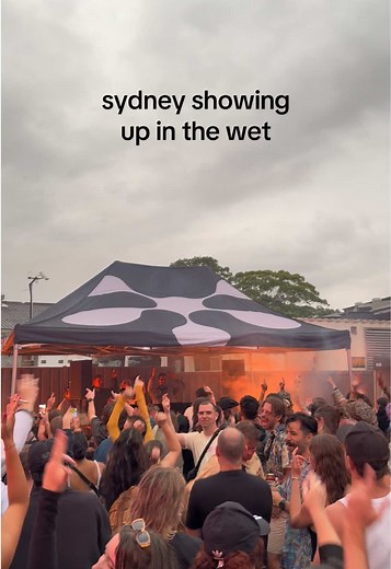the plane was a paid actor. big vibes in sydney for Freeform open air. dancing is so in for 2026 #freeform #dj #housemusic #ontour #sydney