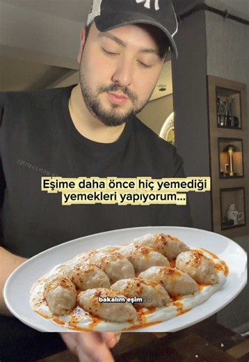 Gırık yemeyen kaldı mı Yakışıklı Gırık Hamuru için; Su bardağı ölçüsü 200 ml 3,5 su bardağı un 1 tatlı kaşığı tuz Aldığı kadar su (kıvamı mantı hamuru gibi olacak) İç harcı için; 2 su bardağı pirinç 1 yemek kaşığı tereyağı 1 yemek kaşığı biber salçası 1 büyük boy kuru soğan 3 parça tavuk göğsü 1 tatlı kaşığı tuz 4-5 dal yeşil soğan 6-7 dal maydanoz 1 tatlı kaşığı pul biber 1 tatlı kaşığı kırmızı toz biber 1 tatlı kaşığı kimyon 1 çay kaşığı karabiber 1 tatlı kaşığı nane 1 tutam reyhan İsteğe göre