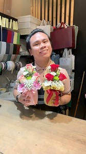 374K views · 10K reactions | Korean non-woven/tissue wrapping paper transforms this bouquet into a work of art  Simple yet stunning , another friendly-budget bouquet 殺﫰 #freshflowers #freshflowerbouquet #bouquet #Friendlybudget #giftideas #gifts #SaudiFlorist #touchbyolga #followerseveryonehighlights #reelschallengereelschallenge #followersreelsfypシ゚viralシfypシ゚viralシalシ #reelschallenge #fypシ゚ | Arjay Laquindanum | Facebook