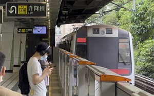 港铁MTR观塘线 九龙湾车场驶出的都城嘉慕现代化列车(M-Train)空车进入牛头角站开始载客服务_哔哩哔哩_bilibili