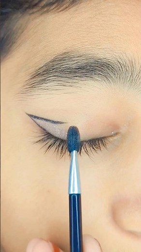 Blue Glam Eyeliner Look ✨ | Silver & Blue Eye Makeup Tutorial #Shorts #eyemakeup
