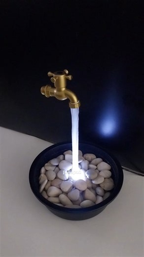 6.1K views · 391 reactions | CURUG = AIR TERJUN Gatau ini relaksasi atau malah tambah berisik, silahkan nilai sendiri pak藍 Disini saya buat Lampu Tidur dengan air terjun asli dan lampu LED asli tapi tidak bikin banjir  Tutorial Lampu Tidur Air Mancur ada di : Youtube : Galeri Saturasi Judul : Floating Fountain Decorative Lights for Home Table Decoration #diy #asmr #diyprojects #lamputidur #lampumeja #lampuhias #relaksasi | Pak Apud | Facebook