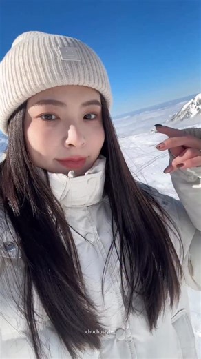 #零下怎麼穿加強保暖篇 #可以穿到零下10度 最安心、最不會出錯的穿法🔥 上身： ✔ 自訂雪地恆溫發熱衣 綿密內刷絨＋升溫快 ✔ 自訂零下雙面絨極暖小立領 親膚、保暖又不會厚到卡脖子 ✔ 冰川外套第二代 防風禦寒、防潑水5級 保暖值4.23、暖度一件抵六件 下身： ✔自訂雪地保暖坑紋褲 雙層可拆式，從 20°C 到零下都能穿✨ ✔️自訂雪地恆溫發熱褲 內刷細絨 包覆性高，小個子穿也不會堆褲管!! 腰圍做彈性、防捲邊設計 配件： ✔ 保暖毛帽（超級重要！耳朵一定要保護） 鞋子： ✔️防潑水防滑內刷毛雪靴 腳保暖好，全身有感更暖 整套穿起來不臃腫、比例很好 走在零下風超大 濕冷的地方 也一樣保暖🔥 - 如果你也要去雪地旅行 這套直接照抄就可以出發✈️ 留言「零下五度」❄️ 把整套連結都傳給你!!! | Chuchustyle