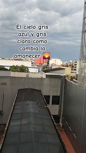 cambio de color azul gris el cielo en el amanecer